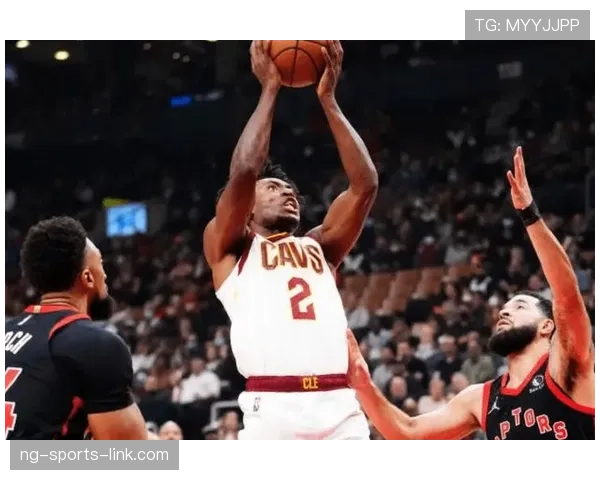 格里芬挡拆创造突破机会显著提升球队关键时刻得分效率